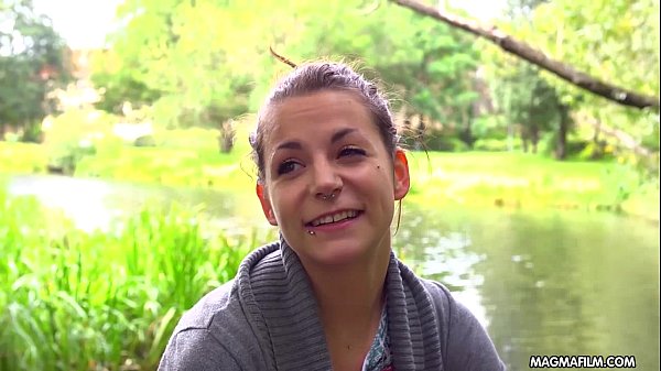 Mulher pelada de ladinho dando a sua buceta